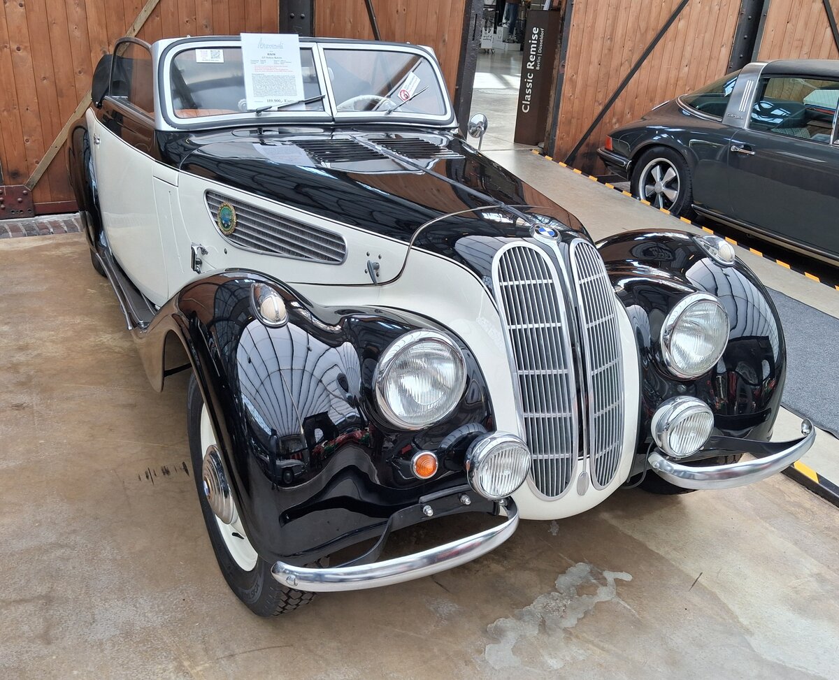 BMW 327 Cabriolet, gebaut von 1937 bis 1941. Der im November 1937 vorgestellte neue BMW 327 erhielt, aufgrund seiner Eleganz, den Beifall der Kunden. Die Karosserie stammte von Ambi-Budd. Es wurden insgesamt 1.604 Cabriolets und 265 Coupe Modelle ausgeliefert. Der Sechszylinderreihenmotor leistet 55 PS aus 1.971 cm� Hubraum. Ab dem Modelljahr 1939 konnte auch wahlweise der 80 PS starke Motor des 328 geordert werden. Ein solches Cabriolet kostete bei seiner Markteinf�hrung RM 7.500,00. Der gezeigte  327´er  d�rfte einer der letzten gebauten sein. Er wurde im M�rz 1941 (also schon mitten in WW2) an einen BMW-H�ndler in Westpreu�en ausgeliefert. Classic Remise D�sseldorf am 26.09.2026.