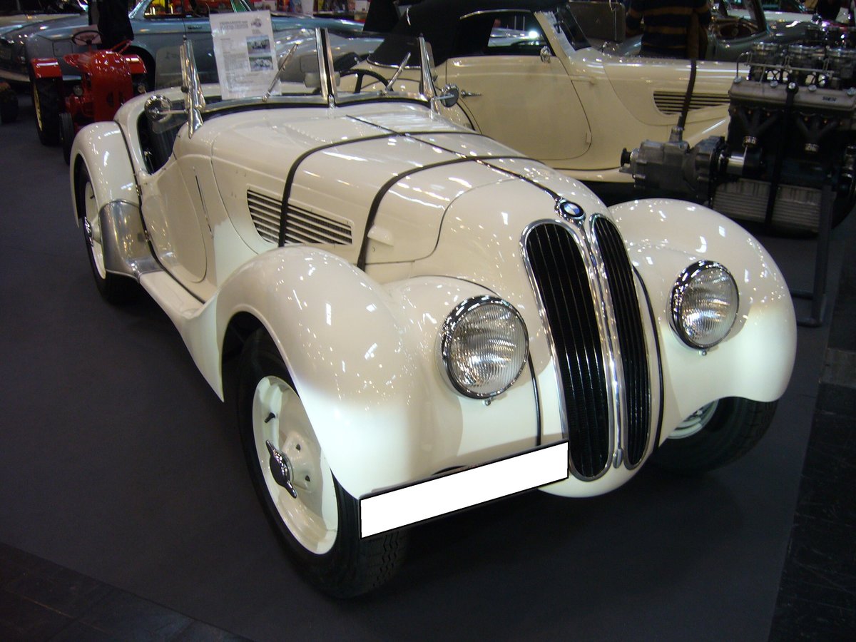 BMW 328 Roadster. Der Wagen wurde 1936 vorgestellt und von 1937 bis 1939 in Serie produziert. Von dem Sport Roadster wurden nur 464 Einheiten gefertigt. Der Sechszylinderreihenmotor mit einem Hubraum von 1.971 cm³ leistet 80 PS und kann den Wagen auf 150 km/h beschleunigen. Siege beim Eifelrennen 1936 und der Mille Miglia des Jahres 1939 unterstreichen den sportlichen Charakter dieses offenen Zweisitzers. Techno Classica Essen am 14.04.2019.