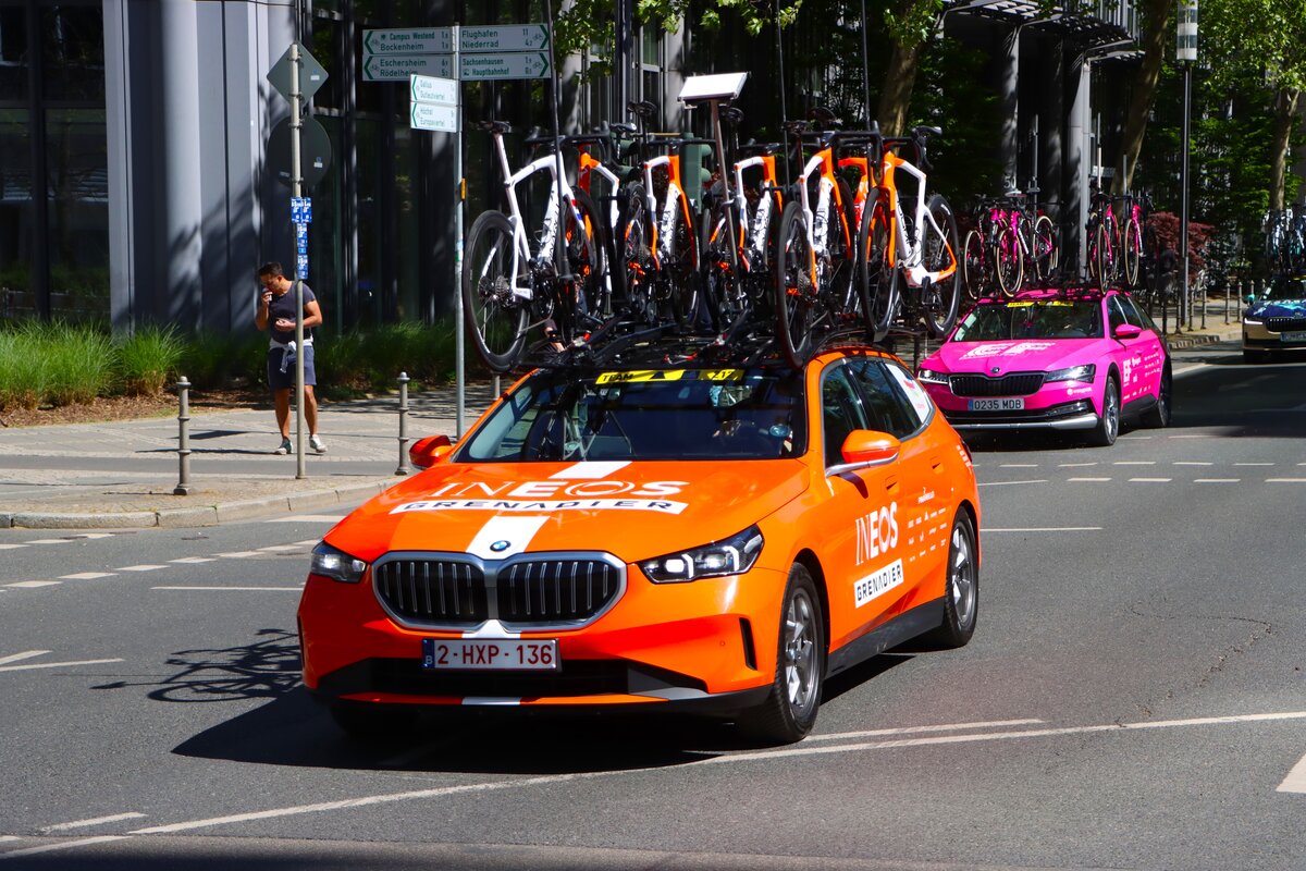 BMW 3er eines Radrennteams beim Radklassiker Rund um den Finanzplatz Eschborn in Frankfurt am Main am 01.05.26 