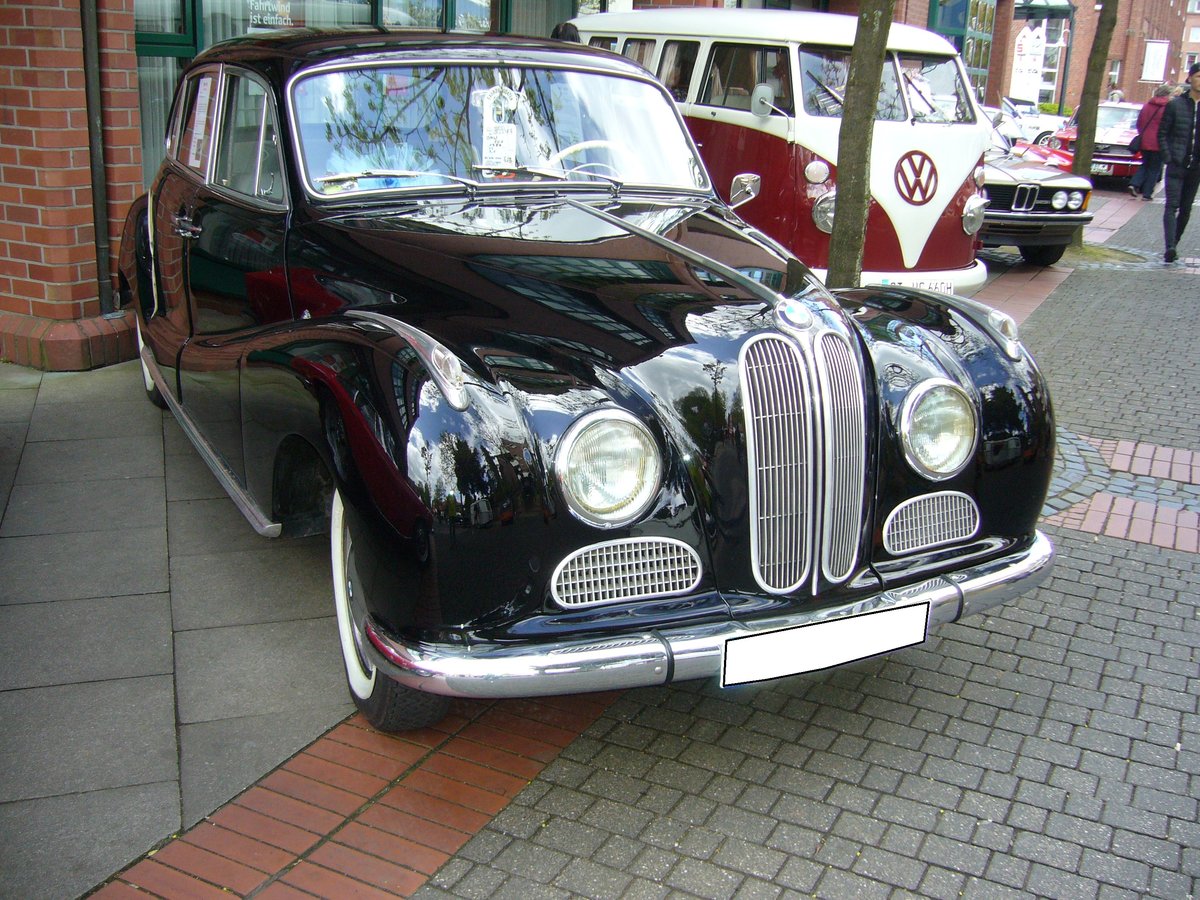 BMW 501/6. 1955 - 1958. Zum Jahresende 1958 lief die Produktion des Sechszylindermodelles aus und der  Barockengel  wurde nur noch mit dem V8-motor ausgeliefert. Der 
6-Zylinderreihenmotor leistet 72 PS aus 2077 cm³. Damit erreicht der Wagen eine Höchstgeschwindigkeit von 145 km/h. Ibbenbüren brummt am 22.04.2017.