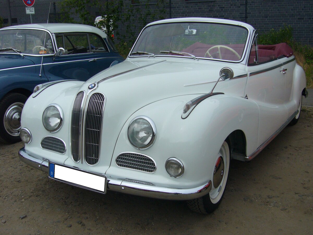 BMW 502 V8 2.6 Baur-Cabriolet-zweitürig aus dem Jahr 1962. Der BMW 502 war der erste Achtzylinder-PKW der Münchener BMW-Werke nach WW2. Er hatte das gleiche Chassis wie der BMW 501, war aber bereits mit Blinkern ausgerüstet. Des weiteren hatte der 502 umfangreicheren Chromschmuck gegenüber dem 501. Während im Jahr 1955 (Jahr der Vorstellung) eine BMW 502 Limousine mit einem Kaufpreis von DM 16.450,00 zu Buche schlug, betrug der Kaufpreis von einem solchen 2+2 sitzigen Cabriolet mindestens DM 20.950,00. Der Umbau zum Cabriolet erfolgte bei den Karosseriewerken Baur/Stuttgart. Der V8-Motor hat in diesem Modell einen Hubraum von 2580 cm³ und leistet 110 PS. Oldtimertreffen an der  Alten Dreherei  in Mülheim an der Ruhr am 18.06.2023.