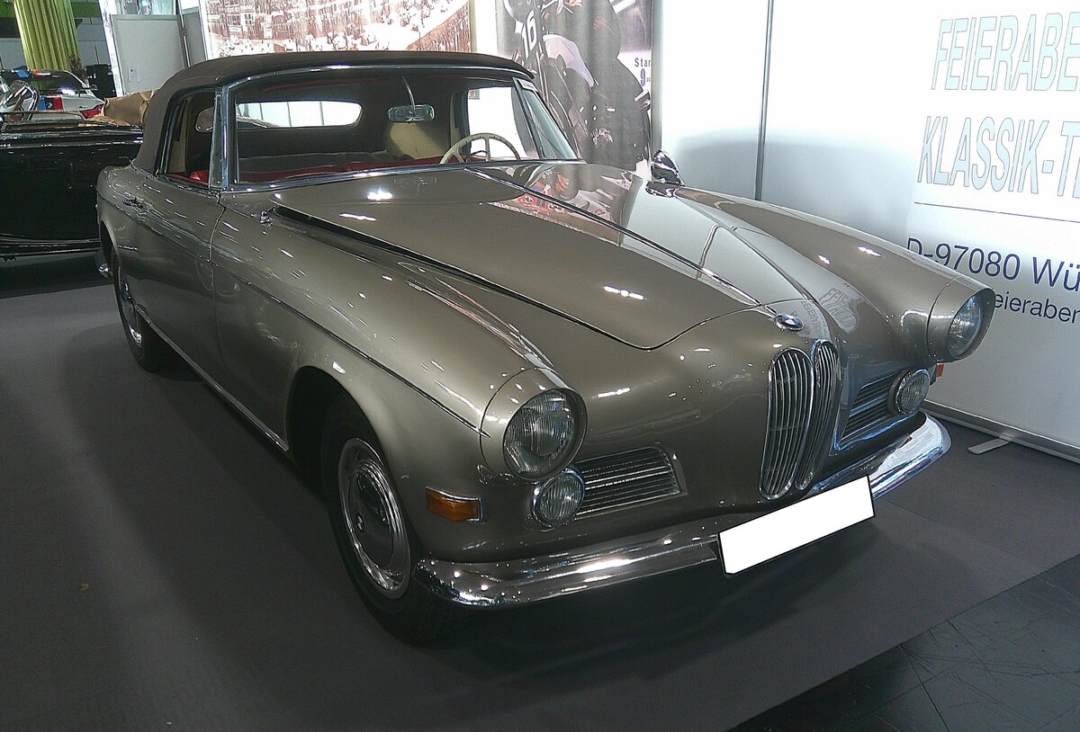 BMW 503 Cabriolet, wie es von 1956 bis 1959 im Verkaufsprospekt der M�nchener stand. Der Entwurf dieses Reisesportwagens stammt, genau wie die des legend�ren BMW 507 aus der Hand von Albrecht Graf Goertz. Der V8-Motor hat einen Hubraum von 3.168 cm� und leistet 140 PS. Es wurden insgesamt nur BMW 503 Cabriolet. 1956 - 1959. Der Entwurf dieses Reisesportwagens stammt genau wie der BMW 507 aus der Hand von Albrecht Graf Goertz. Der V8-motor hat einen Hubraum von 3.168 cm� und leistet 140 PS. Es wurden insgesamt nur 139 Cabriolets und 273 Coupes vom 503´er produziert. Das 503 Cabriolet war das erste deutsche Auto mit einem elektrischen Verdeck. Techno Classica Salon in Dortmund am 25.09.2026.