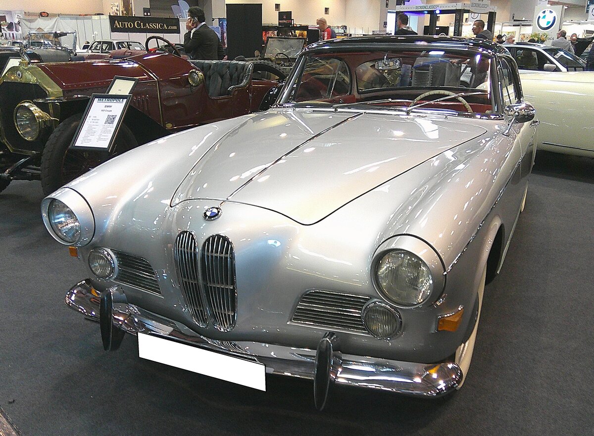 BMW 503 Coupe aus dem Jahr 1958. Von 1956 bis 1959 wurden insgesamt 273 solcher schnittigen Coupes produziert. Vom ebenfalls lieferbaren 503 Cabriolet verkaufte BMW dann 139 Autos. Für das Design zeichnete sich Albrecht Graf von Goertz (*1914 +2006) verantwortlich. Das gezeigte Coupe wurde 1958 produziert und ist somit ein Serie 2 Modell. Ein solches Coupe stand im Sommer 1958 mit einem Kaufpreis von mindestens DM 32.950,00 in den Preislisten der Münchener. Ein Reihenhaus in mittlerer Lage einer deutschen Großstadt kostete durchschnittlich DM 64.000,00. Unter der Motorhaube verrichtet ein V8-Motor seine Arbeit, der aus einem Hubraum von 3168 cm³ 140 PS leistet. Retro Classics in Essen am 09.04.2026.