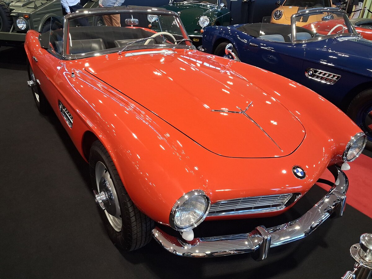 BMW 507 Touring Sport Roadster, produziert von 1956 bis 1959. Der von Albrecht Graf Goertz (*1914 +2006) gezeichnete 507, war der Star der Frankfurter Automobil Ausstellung des Jahres 1955. Es wurden lediglich 252 Autos dieses Typs gebaut. Der V8-Motor mit einem Hubraum von 3168 cm� leistet 150 PS, bzw. in der USA-Ausf�hrung 195 PS. Bei der USA-Ausf�hrung wurde die Verdichtung von 1:7,8 auf 1:9 erh�ht. Je nach �bersetzung der Hinterachse war eine H�chstgeschwindigkeit von bis zu 220 km/h m�glich. Der gezeigte Wagen wurde im M�rz 1959 montiert und im Mai 1959 nach New York/USA ausgeliefert. Ach ja, der Wagen steht f�r � 1.580.000,00 zum Verkauf. Techno Classica Salon in Dortmund am 25.09.2026.