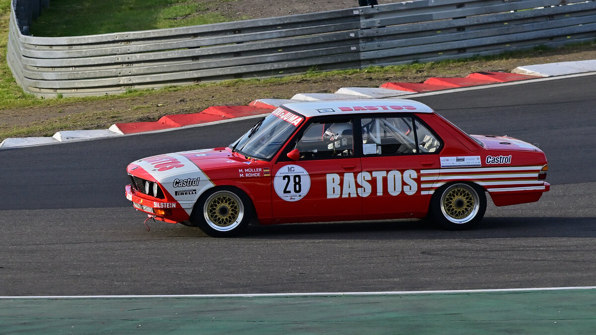  BMW 528i Gruppe A,  Historic Championship’ 81 (vormals HEC/HTGT) ist die �lteste, historische Rennserie in Deutschland. Zugelassen sind Touren- und GT-Fahrzeuge bis Baujahr 1981 und Rennsportfahrzeuge bis Baujahr 1971.
Aufnahmen vom: N�rburgring Classic am 13.06.2026, aus den Zuschauer Bereichen.