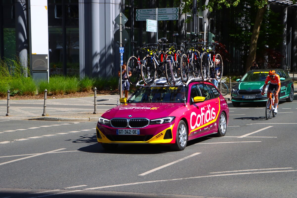 BMW 5er eines Radrennteams beim Radklassiker Rund um den Finanzplatz Eschborn in Frankfurt am Main am 01.05.26 