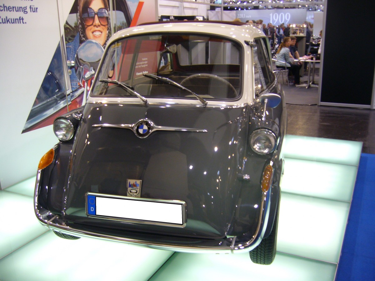 BMW 600. 1957 - 1959. Der BMW 600 ist ein aus der Isetta entwickelter, viersitziger Kleinwagen mit Fronteinstieg und einer hinteren Seitentür auf der rechten Fahrzeugseite. Von Dezember 1957 bis November 1959 wurden 34318 BMW 600 produziert. Der 2-Zylinderboxermotor, entliehen von einem BMW Motorrad, leistet 19,5 PS aus 582 cm³ Hubraum. Techno Classica am 18.04.2015.