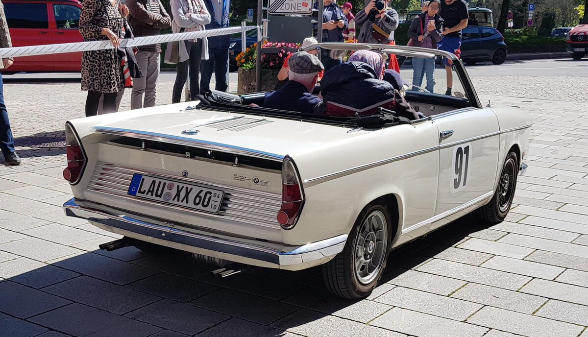 =BMW 700 Cabrio, Bj. 1962, 698 ccm, 40 PS, während der Präsentation der Rennteilnehmer des Rossfeldrennens  Edelweiss-Bergpreis  2022 im Markt Berchtesgaden.