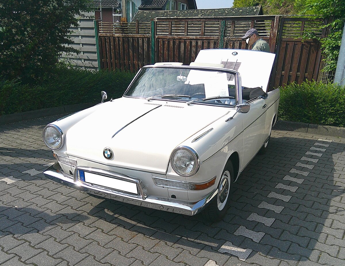 BMW 700 Cabriolet, montiert bei der Karosseriefabrik Baur/Stuttgart in den Jahren von 1961 bis 1964. Der von  Michelotti  gezeichnete BMW 700 wurde 1959 als zweit�rige Limousine und Coupe mit Heckmotor vorgestellt. Das gezeigte Cabriolet konnte ab 1961 bestellt werden und verkaufte sich insgesamt 2592 mal. Mit einem Grundpreis von DM 6950,00 war es DM 2190,00 teurer als die Limousine. Der abgelichtete Wagen d�rfte im Farbton fr�hlingswei� lackiert sein. Im Gegensatz zur Limousine waren die Cabriolet-Modelle grunds�tzlich mit st�rkeren, Gebl�se-gek�hlten, Zweizylinderboxermotor ausgestattet, der aus einem Hubraum von 693 cm� 40 PS leistet. Der gezeigte Wagen stammt aus dem letzten Modelljahr 1964. Oldtimertreffe Essen-Burgaltendorf am 10.05.2026.