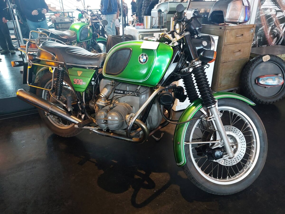 BMW 90/6, wie sie von 1973 bis 1976 im BMW-Motorrad-Werk in Berlin montiert wurde. Ein solches Motorrad, wie hier im Farbton Nürburgring-grün war damals ab DM 7620,00 zu bekommen. Der Fahrtwind-gekühlte Zweizylinderboxermotor hat einen Hubraum von 898 cm³ und leistet 60 PS. Die Tachonadel blieb erst bei einer Geschwindigkeit von 188 km/h stehen. Bremen Classic im Januar 2026.