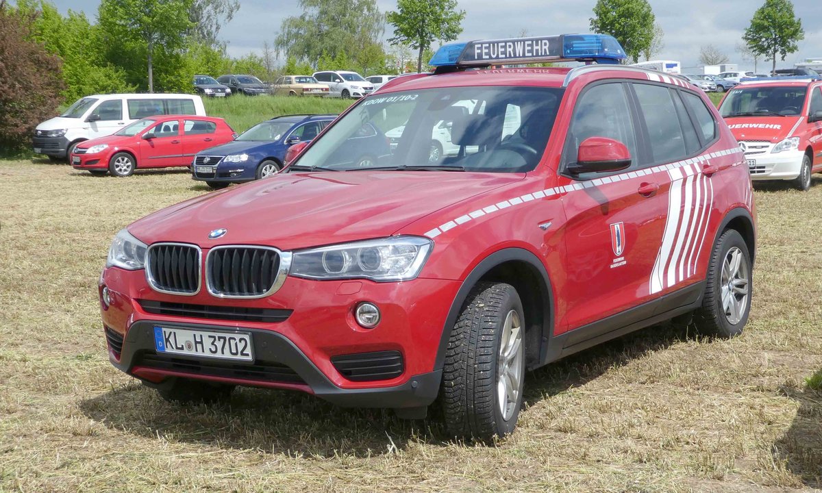 =BMW als Kommandowagen der Feuerwehr KAISERSLAUTERN, gesehen auf dem Besucherparkplatz der Rettmobil 2019 in Fulda, 05-2019
