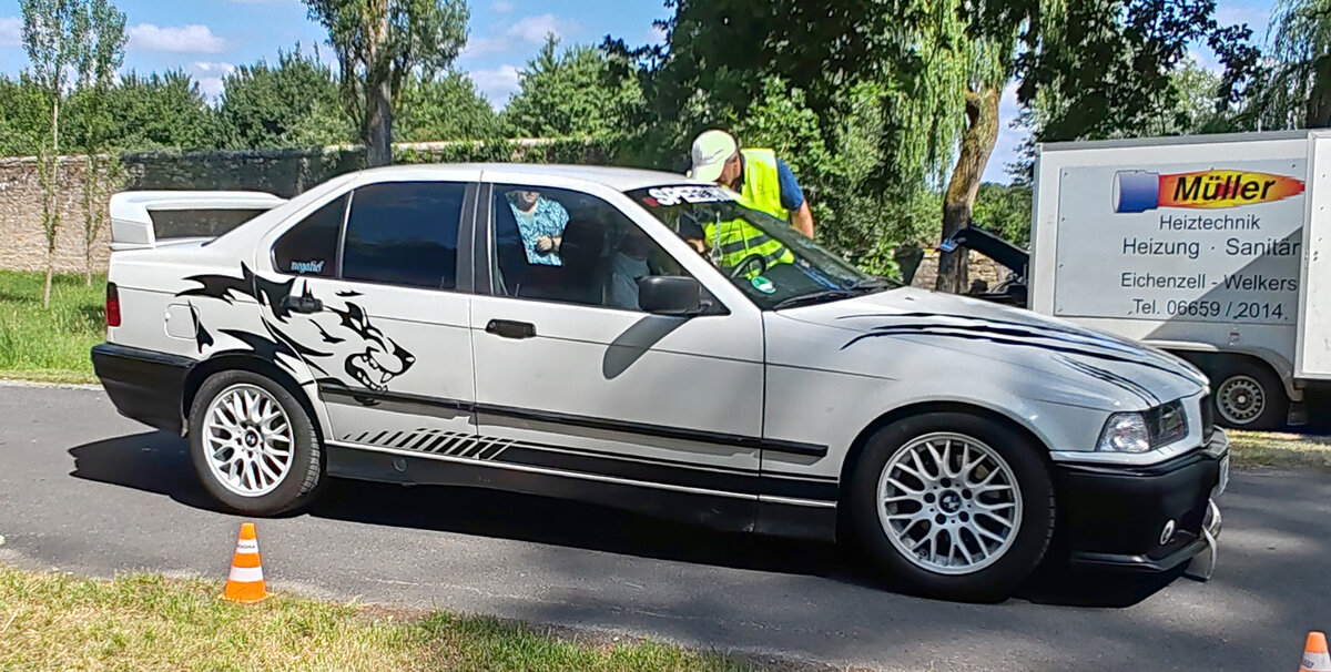 =BMW auf dem Weg zur Oldtimerausstellung bei Schloss Fasanerie, 06-2025