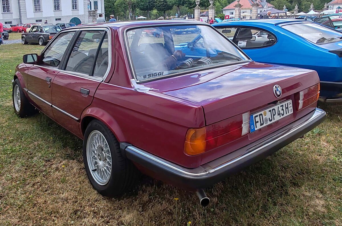 =BMW E 30, ausgestellt bei der Oldtimerausstellung Blech & Barock bei Schloss Fasanerie, 07-2026