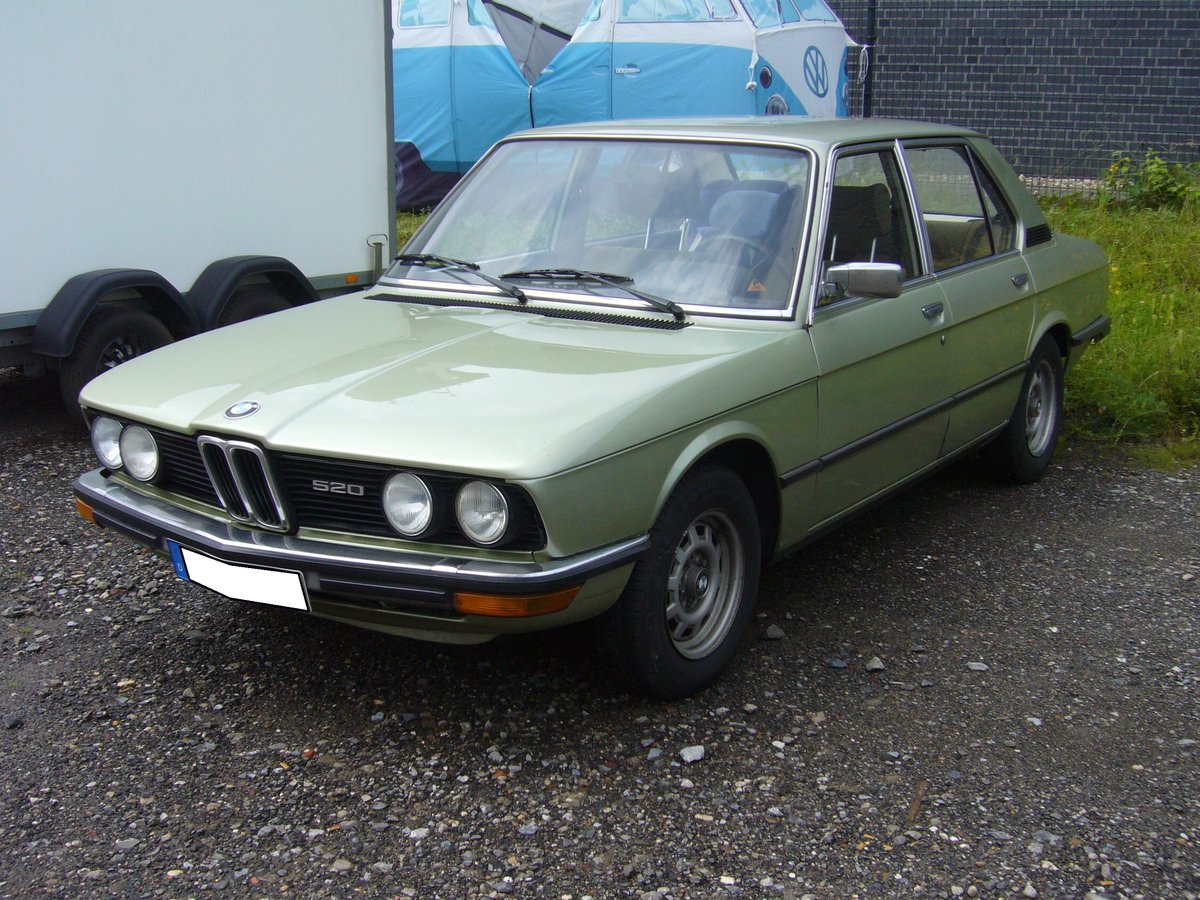 BMW E12 520. 1972 - 1977. Der 4-Zylinderreihenmotor hat einen Hubraum von 1990 cm³ und leistet 115 PS. Oldtimertreffen an der  Alten Dreherei  in Mülheim an der Ruhr am 18.06.2016. 