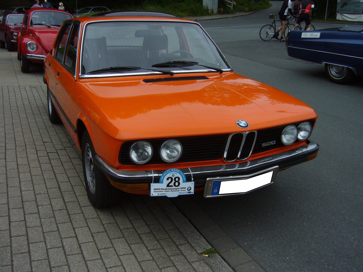 BMW E12 520, produziert von 1972 bis 1977. Das Modell E12 löste im September 1972 das Vorgängermodell BMW 2000 (neue Klasse) ab. Ein großer Teil der technischen Komponenten blieb erhalten, während sich die Karosserie wesentlich voluminöser präsentierte. Ein solcer BMW 520 war bei seinem Erscheinen ab DM 14.490,00 zu Haben. Der gezeigte E12 ist im Farbton inkaorange lackiert und ist mit einem Vierzylinderreihenmotor ausgerüstet, der aus einem Hubraum von 1990 cm³ 115 PS leistet. 18. Prinz Friedrich Oldtimertreffen am 26.05.2019 in Essen-Kupferdreh.