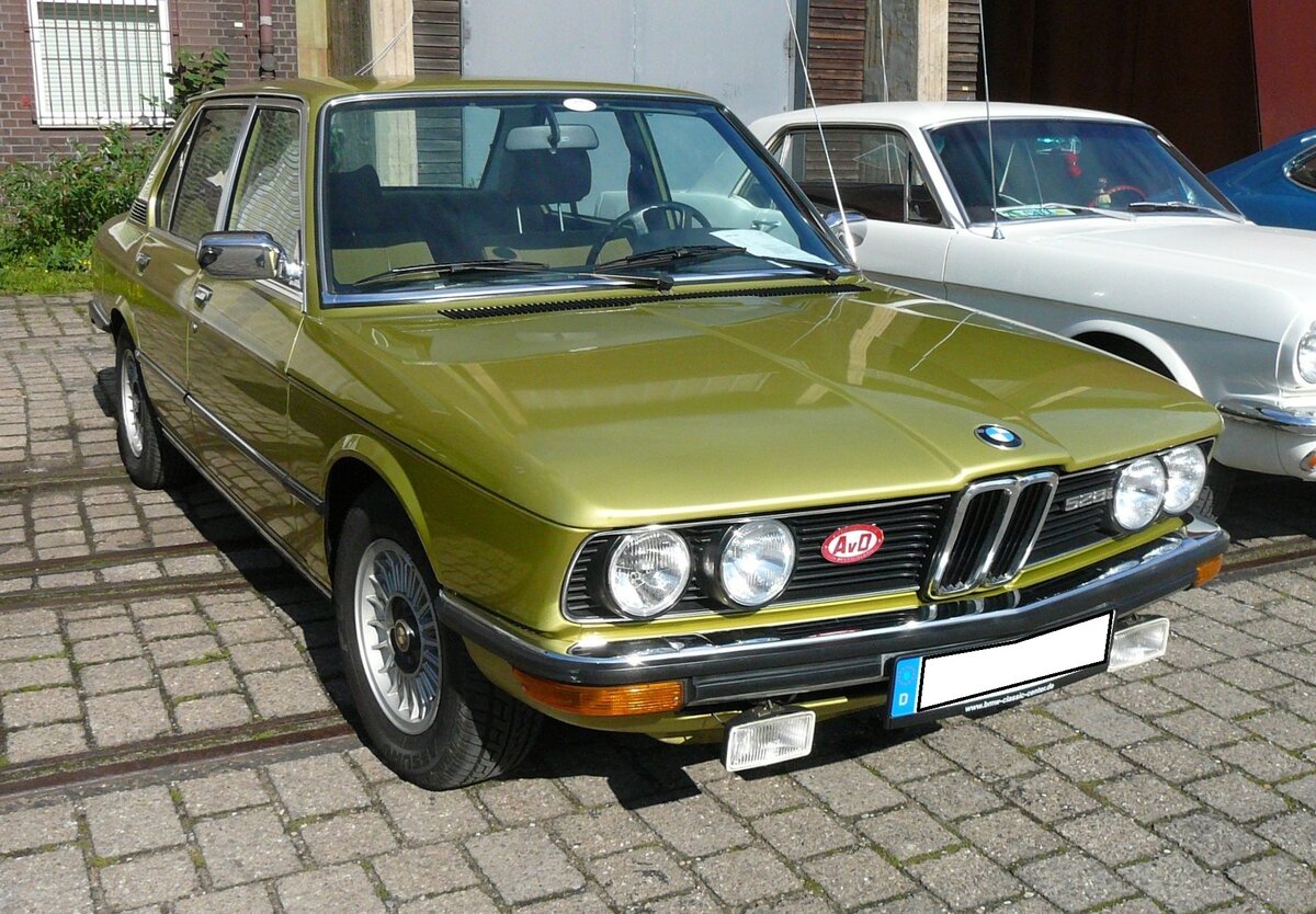 BMW E12 528i, wie er in den Jahren von 1978 bis 1981 produziert wurde. Der Grundpreis für einen solchen E12 betrug im Mai 1978 DM 27.950,00. Der abgelichtete Wagen dürfte um einiges teurer gewesen sein, da er mit der Sonderlackierung amazonitgrün und weiteren aufpreispflichtigen Features ausgestattet ist. Für Vortrieb sorgt ein Sechszylinderreihenmotor, der aus einem Hubraum von 2788 cm³ eine Leistung von 184 PS an die Hinterachse weiter gibt. Aufnahme erfolgte auf dem ehemaligen Oldtimertreff Kokerei Zollverein in Essen.
