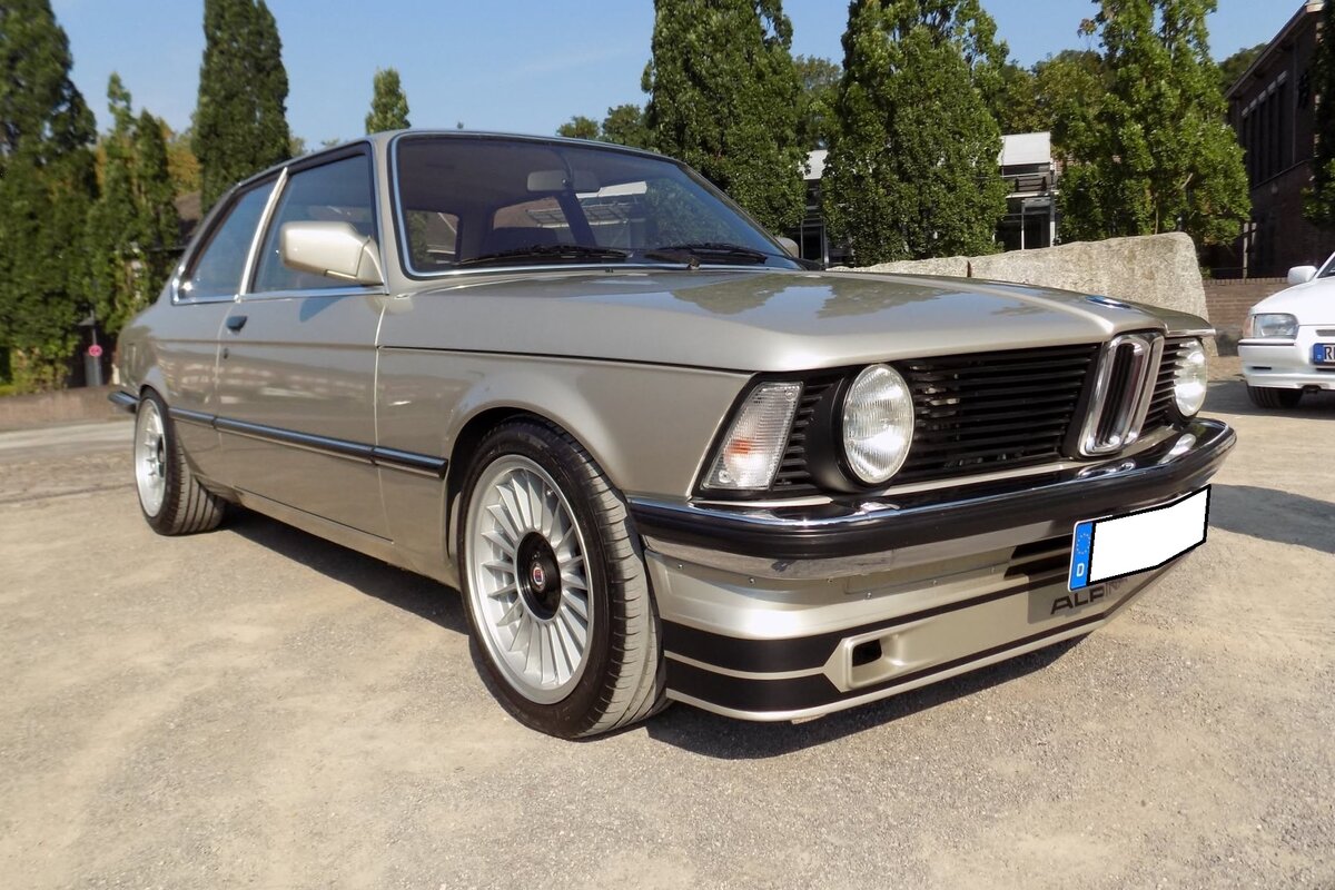 BMW E21 315, gebaut in den Jahren von 1981 bis 1983. Die Modellreihe E21 gelangte ab Juli 1975 zu den Vertragsh�ndlern. Das hier gezeigte Modell 315 war das Sparmodell der E21-Baureihe und wurde noch bis Ende 1983 gebaut, obwohl die E21 Baureihe mit den anderen Motorisierungen bereits im November 1982 zu Gunsten des neuen E30 eingestellt wurde. Der Vierzylinderreihenmotor hat einen Hubraum von 1563 cm� und leistet serienm��ig leistet 75 PS. Der gezeigte 315´er d�rfte im Farbton opalgr�n lackiert sein. Oldtimertreffen Nordstern Klassik in Gelsenkirchen am 16.08.2026.