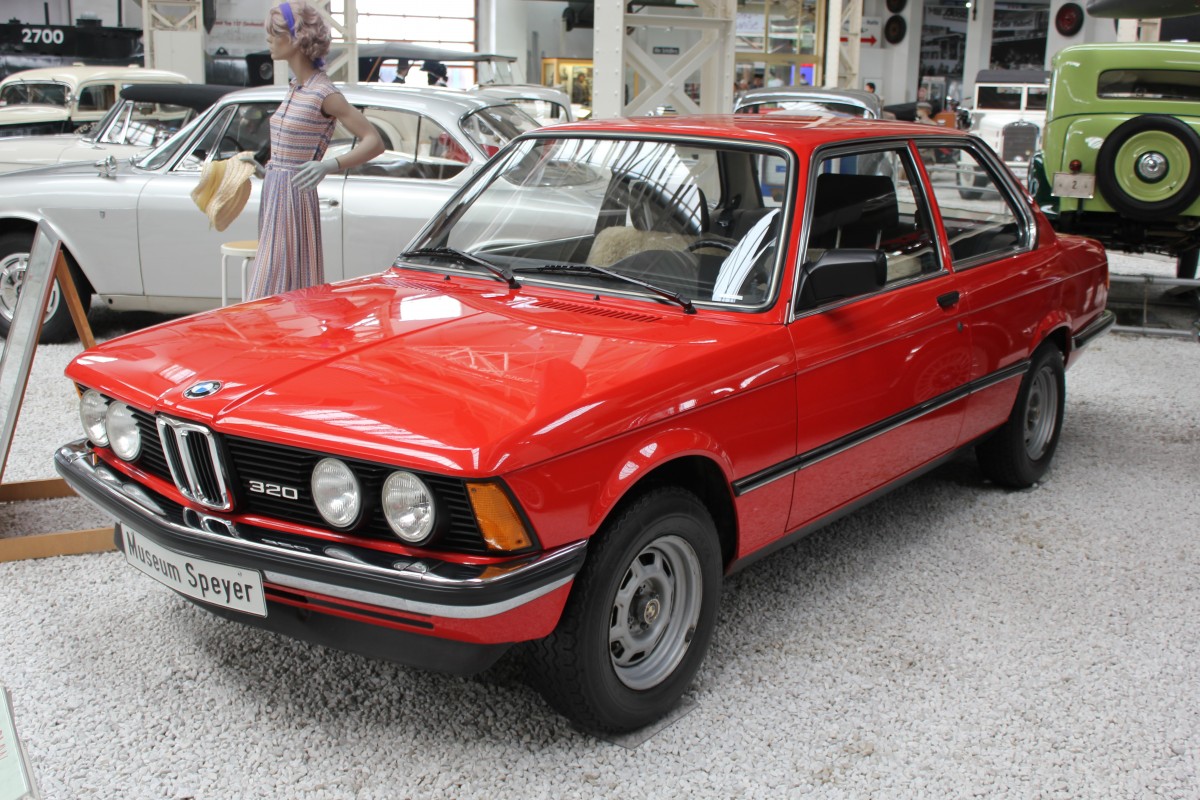 BMW E21 320er Reihe, zu erkennen an den doppelten Frontscheinwerfern und dem 320 Schriftzug, am 26.04.2014 im Museum Speyer.