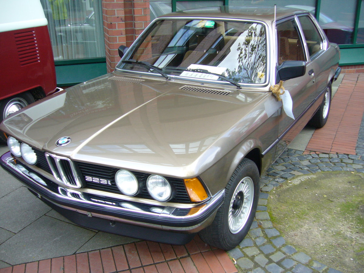 BMW E21 323i, 1978 - 1982. Die Baureihe E21 war der Nachfolger der legendären BMW 02 Baureihe und wurde im Juli 1975 als 316, 318, 320 und 320i vorgestellt. Im Februar 1978 wurde als Spitzenmodell für diese Baureihe der 323i vorgestellt. Der 6-Zylinderreihenmotor leistet 143 PS aus 2315 cm³ Hubraum. Ibbenbüren brummt, am 23.04.2017.