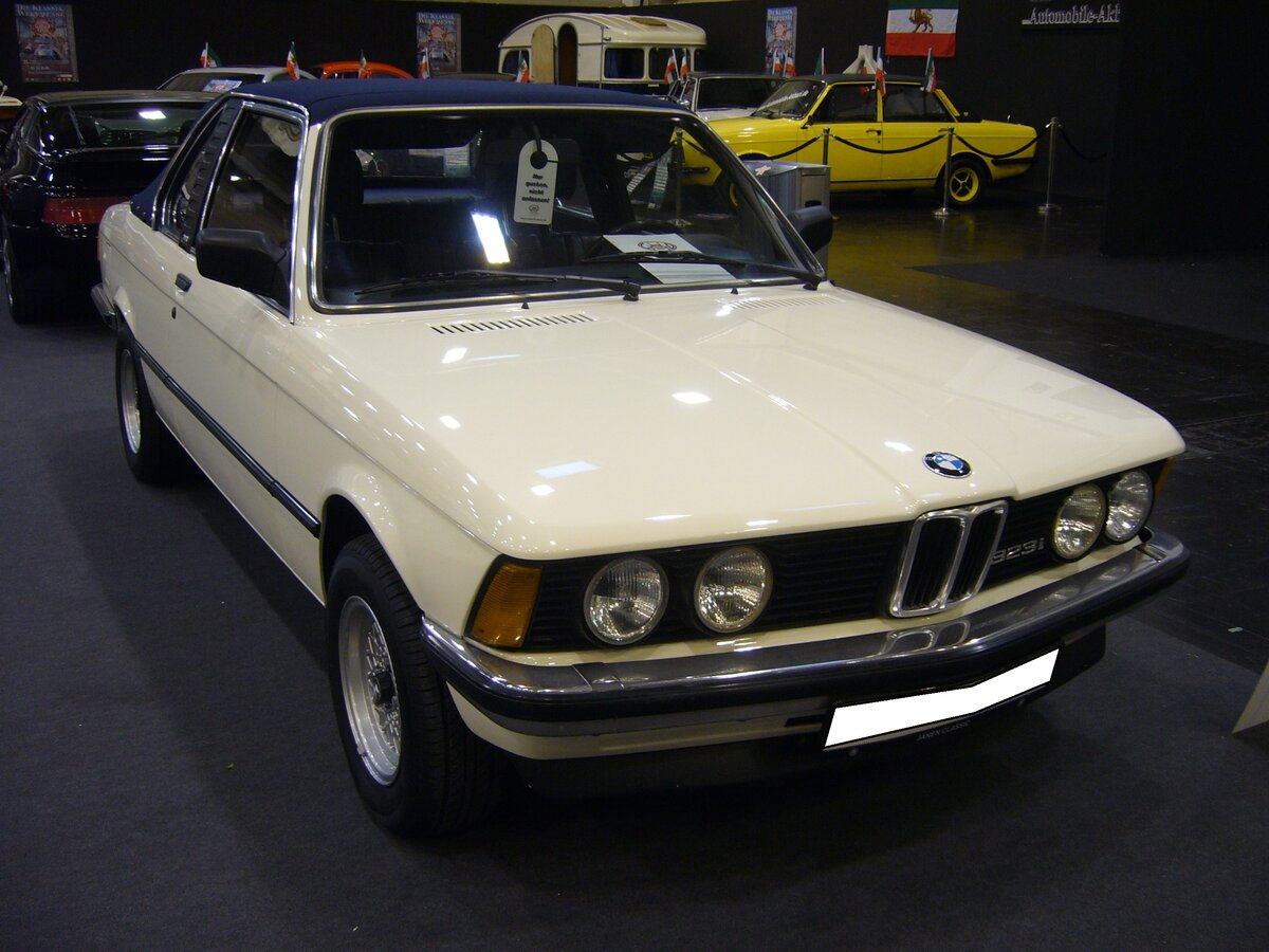 BMW E21 323i TC aus dem Jahr 1979. Die Modellreihe E21 wurde 1975 vorgestellt und war sofort ein Verkaufsschlager. Im Jahr 1978 kam mit dem 323i das Topmodell dieser Baureihe auf den Markt. Seit Herbst 1977 verwandelte die Karosseriefabrik Baur/Stuttgart die 3´er BMW in Hardtop Cabriolets Diese besaßen zwischen Frontscheibe und Überrollbügel ein herausnehmbares Dachteil sowie über dem Rücksitz ein Faltverdeck. Trotz des Aufpreises von ca. DM 6000,00 entstanden rund 3.000 solcher TC genannten Fahrzeuge (alle lieferbaren Motorisierungen). Der Sechszylinderreihenmotor des 323i hat einen Hubraum von 2315 cm³ und leistet 143 PS. Die Höchstgeschwindigkeit wurde damals mit 192 km/h angegeben. Der abgelichtete Wagen soll ursprünglich bei der niederländischen Autobahnpolizei im Einsatz gewesen sein. Essen Motor Show am 06.12.2022.