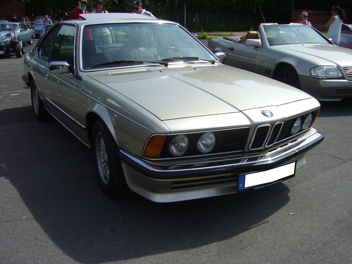 BMW E24 635 CSi, gebaut von 1978 bis 1987. Der abgelichtete E24 im Farbton ascotgrau stammt aus dem Baujahr 1980. Der mit einer rechtsseitigen Neigung von 30 Grad verbaute Sechszylinderreihenmotor hat einen Hubraum von 3453 cm³ und leistet 218 PS. Die Höchstgeschwindigkeit wurde vom Werk mit 225 Km/h und der Verbrauch mit 15 Liter Superbenzin angegeben. Oldtimertreffen an Mo´s Bikertreff in Krefeld am 27.06.2021.