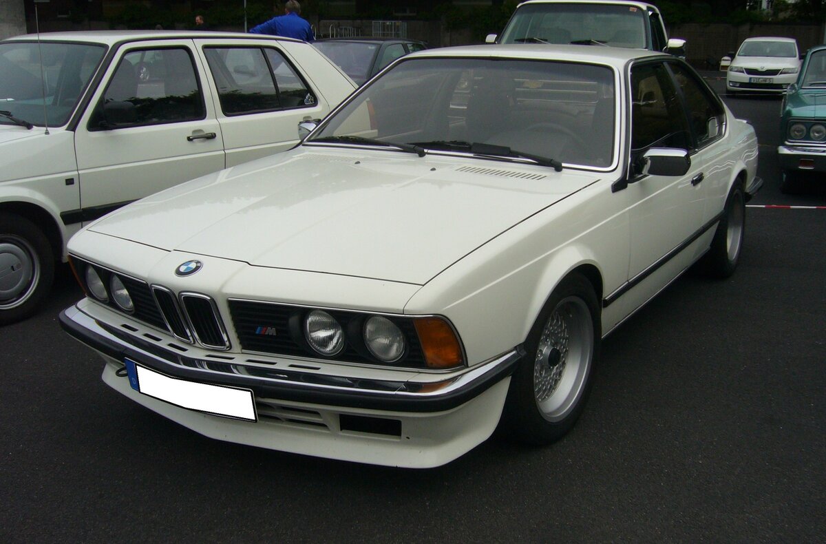 BMW E24 635 CSi, gebaut in den Jahren von 1978 bis 1987. Der abgelichtete E24 ist im Farbton alpinweiß lackiert. Der, mit einer rechtsseitigen Neigung von 30 Grad verbaute Sechszylinderreihenmotor hat einen Hubraum von 3453 cm³ und leistet 218 PS. Die Höchstgeschwindigkeit wurde vom Werk mit 225 Km/h und der Verbrauch mit 15 Liter Superbenzin angegeben. Oldtimer- und Youngtimertreffen an Mo´s Bikertreff in Krefeld am 08.10.2023.