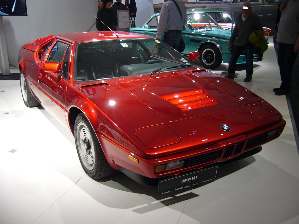 BMW E26, besser bekannt als M1. 1978 - 1981. Von diesem Sportwagen bauten die Münchener 460 Exemplare. Der 6-Zylinderreihenmotor hat einen Hubraum von 3453 cm³ und leistet 277 PS. Techno Classica Essen am 22.03.2018.