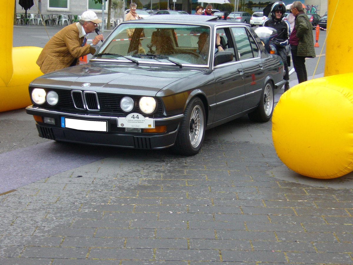 BMW E28 528i. 1981 - 1987. Der 528i war bis zum erscheinen des 535i das motorentechnische Spitzenmodell der E28 Baureihe. Der 6-Zylinderreihenmotor leistet 184 PS aus 2788 cm³ Hubraum. Mülheim an der Ruhr am 22.05.2016.