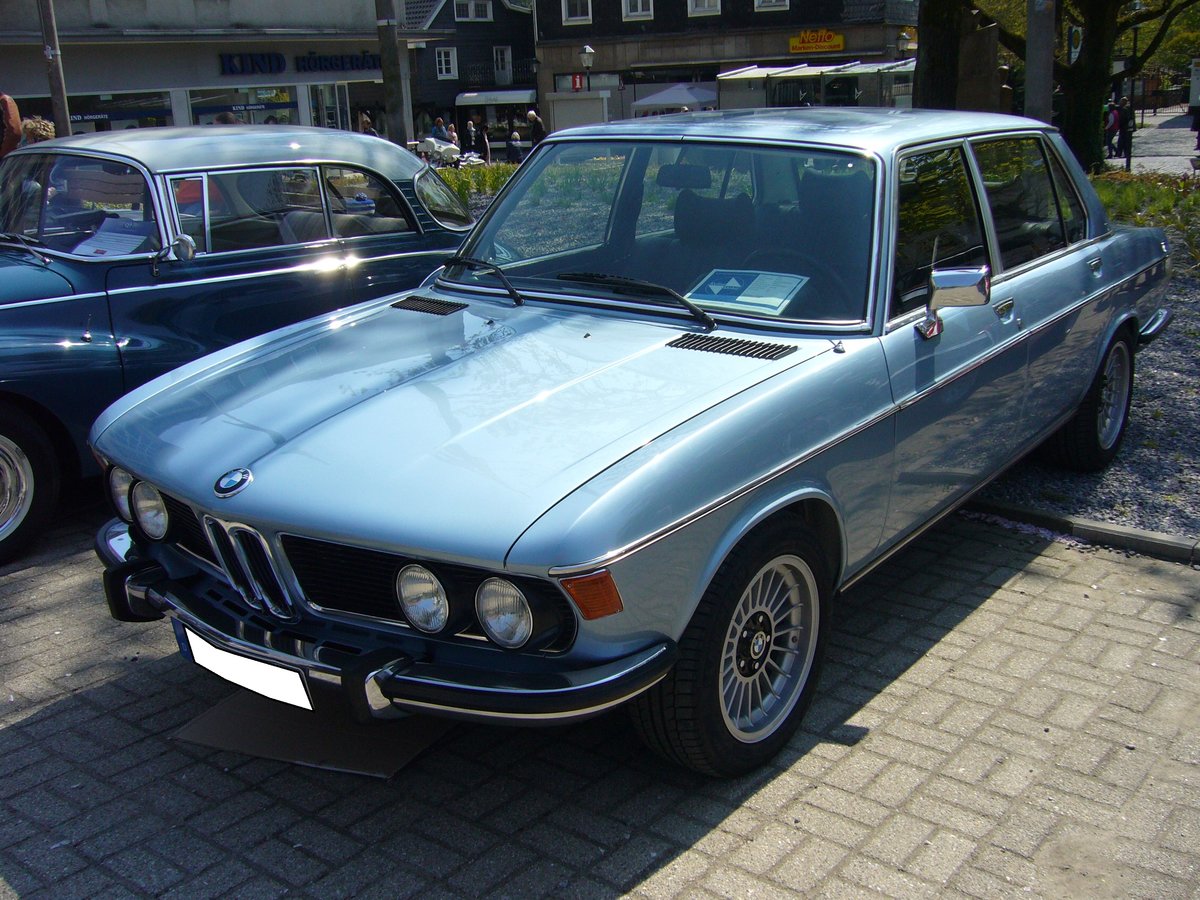 BMW E3 2.8L. 1975 - 1977. Die L-Modelle des E3 waren 10 cm länger als die  normalen  E3. Für einen solchen 2.8L mußte man bei seiner Vorstellung im März 1975 mindestens DM 25.980,00 auf die Theke des Händlers legen. Der 6-Zylinderreihenmotor leistet 170 PS aus 2788 cm³ Hubraum. Oldtimertreffen Kettwig am 01.05.2016.