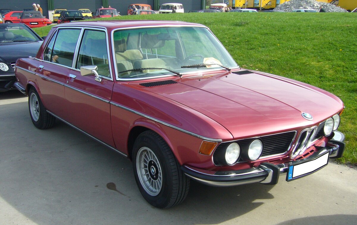 BMW E3 2.8L, der Baujahre 1975 bis 1977 im Farbton rubinrotmetallic. Die L-Modelle des E3 waren 10 cm länger als die  normalen  E3-Limousinen. Für einen solchen 2.8L musste man bei seiner Vorstellung im März 1975 mindestens DM 25.980,00 auf die Theke des Händlers legen. Der Sechszylinderreihenmotor leistet 170 PS aus einem Hubraum von 2788 cm³. Oldtimertreffen beim Autohaus Voss in Rosendahl-Darfeld am 07.04.2024.