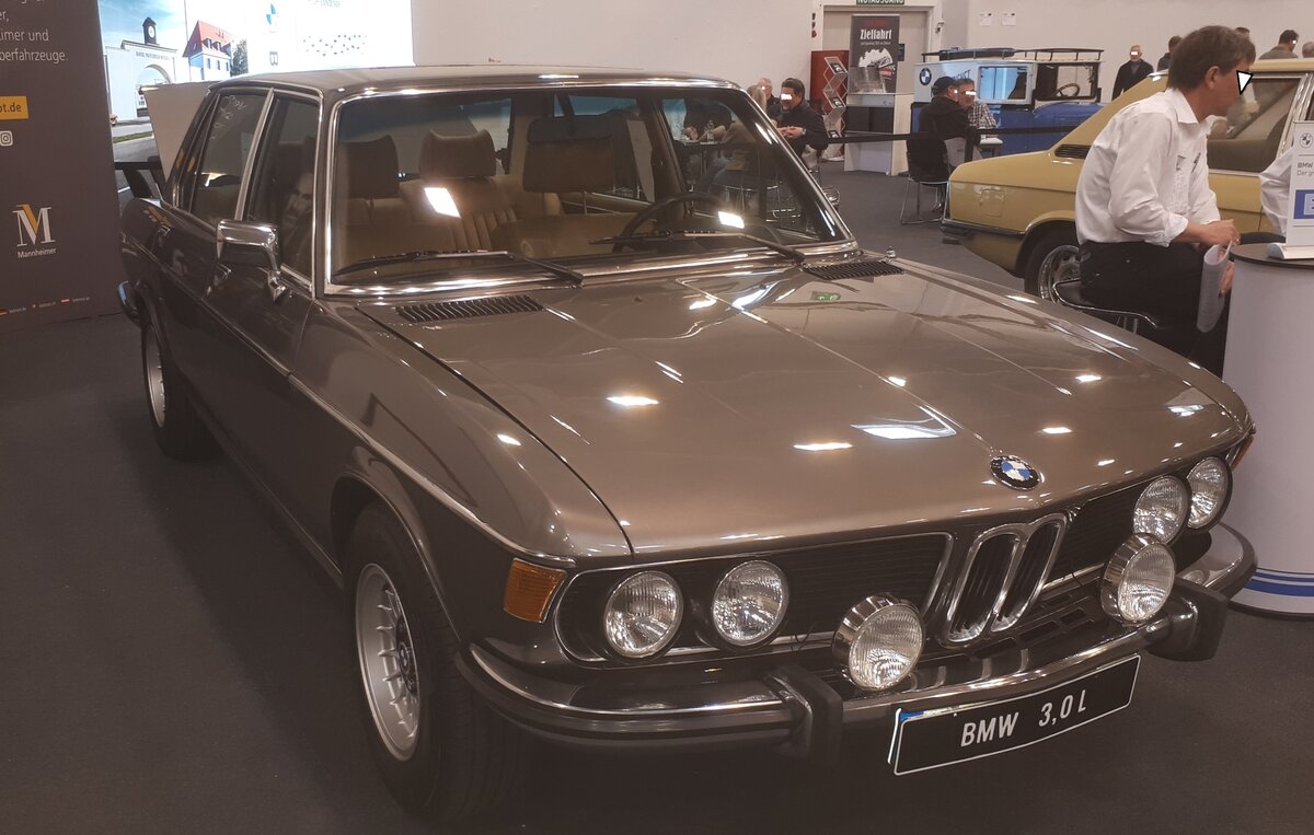 BMW E3 3.0 L. Die Baureihe E3 kam im September 1968 mit den Modellen 2500 und 2800 auf den Markt. April 1971 konnte das Modell dann auch mit dem 3.0 Motor bestellt werden. Der hier gezeigte 3.0 ist ein L. Das hei�t das der Erstbesitzer seinerzeit, die ab Februar 1975 f�r dieses Modell lieferbare, 10 Zentimeter l�ngere, Karosserieversion bestellt hat. Bei seiner Markteinf�hrung war ein solcher,  langer  E3 mit dieser Motorisierung ab DM 28.920,00 zu bekommen. Zum Produktionsende im M�rz 1977 lag der Basispreis dann schon bei DM 32.550,00. Der Sechszylinderreihenmotor hat einen Hubraum von 2895 cm� und leistet 180 PS. Die H�chstgeschwindigkeit gaben die M�nchener mit 200 km/h und den Verbrauch mit rund 17,5 Litern auf 100 Kilometer an. Retro Classic Essen am 09.04.2026.