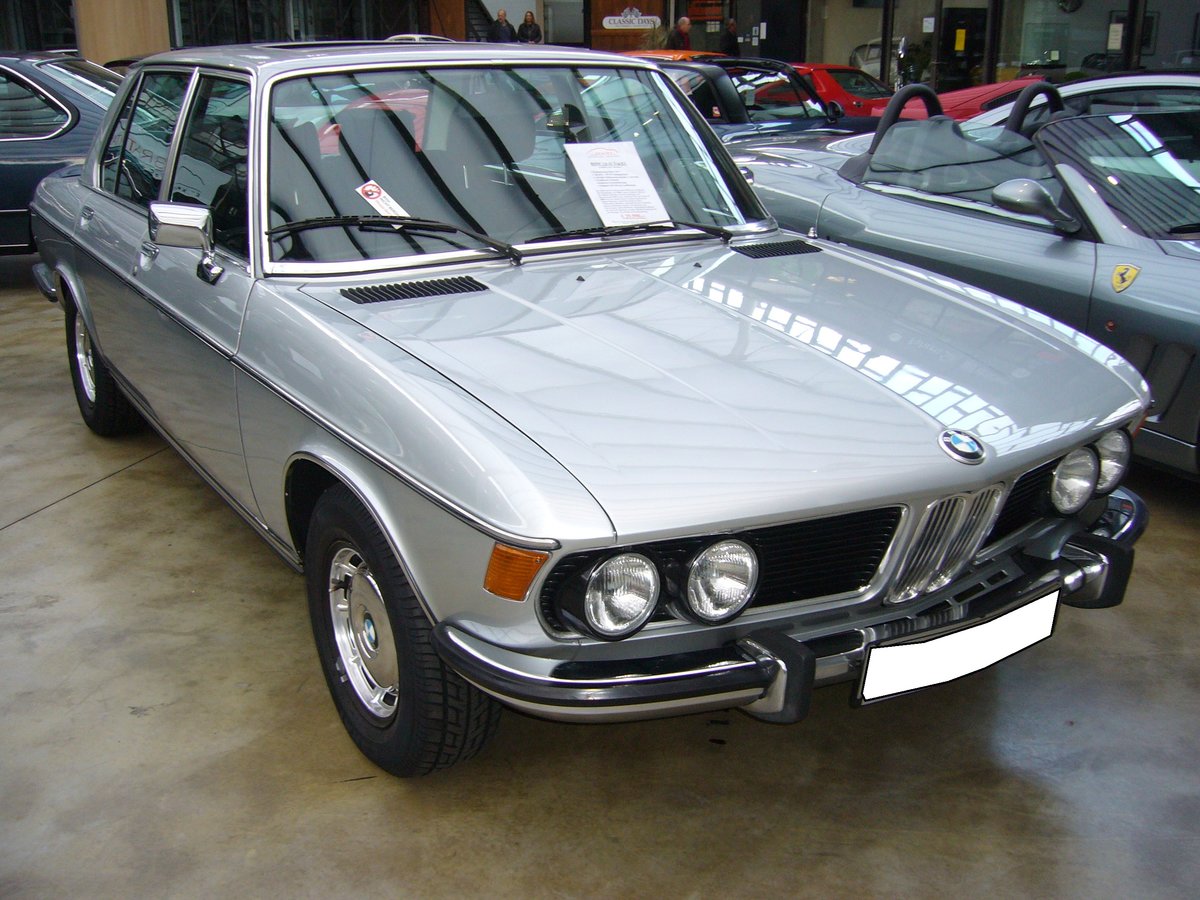 BMW E3 3.0 Si. 1971 - 1977. Die Baureihe E3 wurde bereits 1968 vorgestellt. Ab 1971 konnte der E3 auch mit einem 3.0l Motor geliefert werden. Der Kunde konnte zwischen einer Vergaser- und einer Einspritzerversion wählen. Der abgelichtete Wagen ist mit einer elektronischen Bosch D-Jetronic ausgerüstet. Der 6-Zylinderreihenmotor leistet 195 PS aus 2895 cm³ Hubraum. Classic Remise Düsseldorf am 06.11.2016.