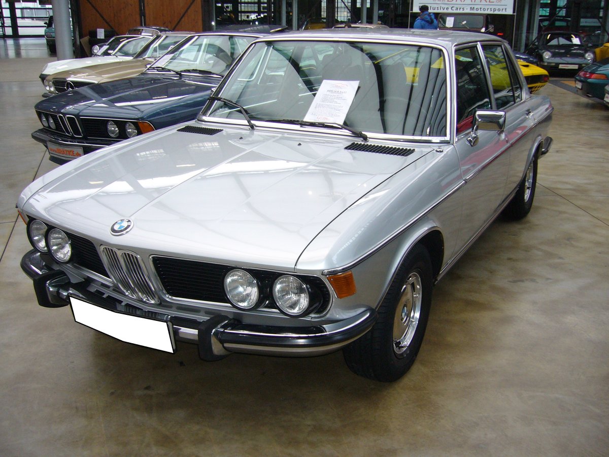 BMW E3 3.0 Si. 1976 - 1977. Die E3 Baureihe wurde bereits 1968 vorgestellt. Es gab etliche Motorisierungen. Der 3.0 Si gehört zu den Fahrzeugen mit den stärksten Motoren dieser Baureihe. Der 6-Zylinderreihenmotor hat einen Hubraum von 2895 cm³ und leistet 195 PS. Classic Remise Düsseldorf am 26.02.2017.