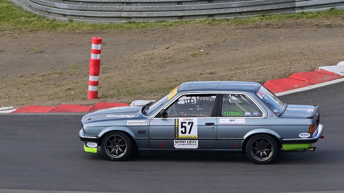  BMW E30 325i, Youngtimer Trophy - Grid 2, auch nach 30 Jahren ist die Faszination und  Leidenschaft f�r die Youngtimer Trophy sehr gro�. Gestartet wir normalerweise in 2 Grupp3n Rennen Grid 1 & Grid 2 .  Die Fans erleben hier eine einmalige Bandbreite des Motorsports der 70er und 80er Jahre.
https://www.youngtimertrophy.de/
Aufnahmen vom: N�rburgring Classic am 13.06.2026, aus den Zuschauer Bereichen.
