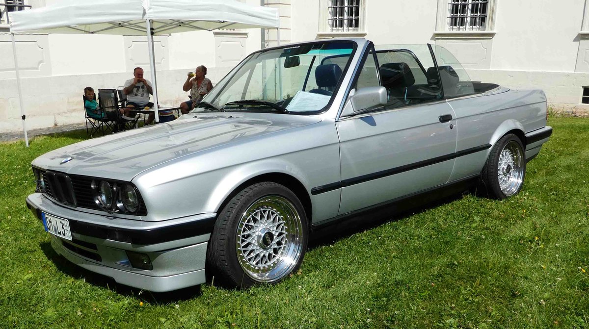 =BMW E30 Cabrio, Bj. 1992, 3151 ccm, 257 PS, steht bei Blech & Barock im Juli 2018 auf dem Gelände von Schloß Fasanerie bei Eichenzell