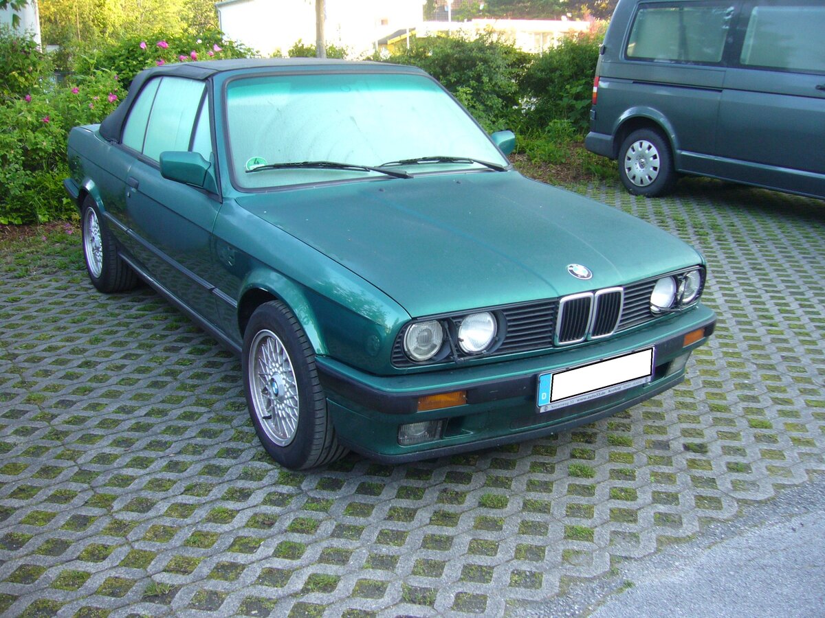 BMW E30 Cabriolet im Farbton lagunengrün. Das erste BMW-Vollcabriolet auf Basis der erfolgreichen E30-Baureihe feierte im September 1985 auf der Frankfurter IAA seine Premiere. Die ersten Fahrzeuge standen ab Mai 1986 bei den BMW-Händlern. Anfangs nur als 325i. Bereits 1987 wurde die Modellpalette mit dem 320i nach unten erweitert und 1990 folgte mit dem 318i die günstigste Version, einen offenen E30 zu fahren. Im Jahr 1993 wurde die Produktion des E30 Cabriolets eingestellt. Mülheim an der Ruhr am 30.05.2021.