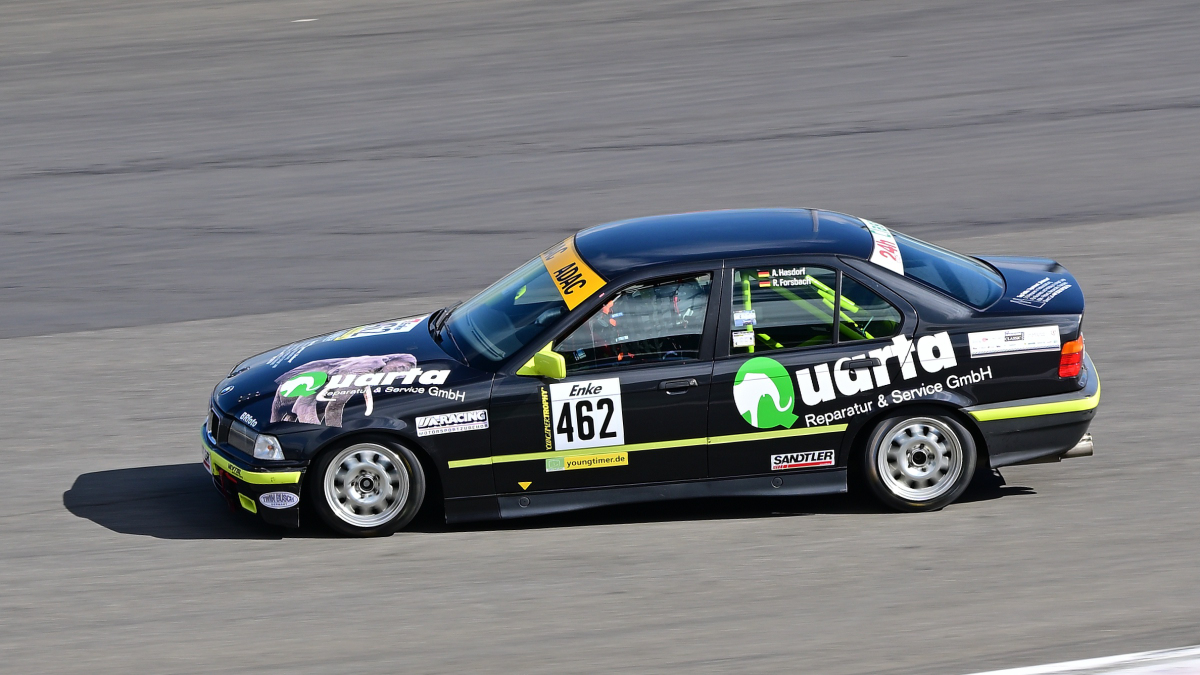 BMW E36 320i, Youngtimer Trophy - Grid 1, auch nach 30 Jahren ist die Faszination und  Leidenschaft f�r die Youngtimer Trophy sehr gro�. Gestartet wir normalerweise in 2 Grupp3n Rennen Grid 1 & Grid 2 .  Die Fans erleben hier eine einmalige Bandbreite des Motorsports der 70er und 80er Jahre.
https://www.youngtimertrophy.de/
Aufnahmen vom: N�rburgring Classic am 13.06.2026, aus den Zuschauer Bereichen.