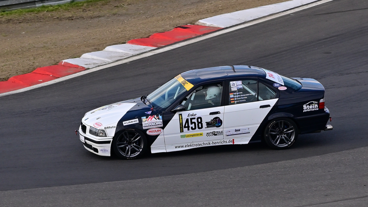  BMW E36 325i, Youngtimer Trophy - Grid 1, auch nach 30 Jahren ist die Faszination und  Leidenschaft f�r die Youngtimer Trophy sehr gro�. Gestartet wir normalerweise in 2 Grupp3n Rennen Grid 1 & Grid 2 .  Die Fans erleben hier eine einmalige Bandbreite des Motorsports der 70er und 80er Jahre.
https://www.youngtimertrophy.de/
Aufnahmen vom: N�rburgring Classic am 13.06.2026, aus den Zuschauer Bereichen.