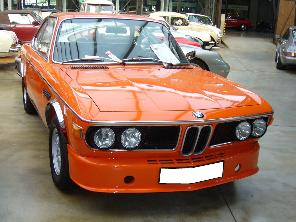 BMW E9 3.0 CSL. 1971 - 1972. 1971 entstanden die ersten 3.0 CSL-Coupes in Zusammenarbeit mit Alpina/Buchloe im Allgäu. Es waren Homologationsmodelle für den Tourenwagensport. Als Basis diente der E9 3.0 CS. Der CSL (Coupe Sport Leichtbau) erhielt keine motortechnische Leistungssteigerung, sondern wurde durch Gewichtsersparnis auf ein Leergewicht von 1165 kg  abgespeckt . Der abgelichtete Wagen ist der letzte gebaute 3.0 CSL mit Vergasermotor. Der 
6-Zylinderreihenmotor hat einen Hubraum von 2985 cm³ und leistet 180 PS. Classic Remise Düsseldorf am 22.06.2017.