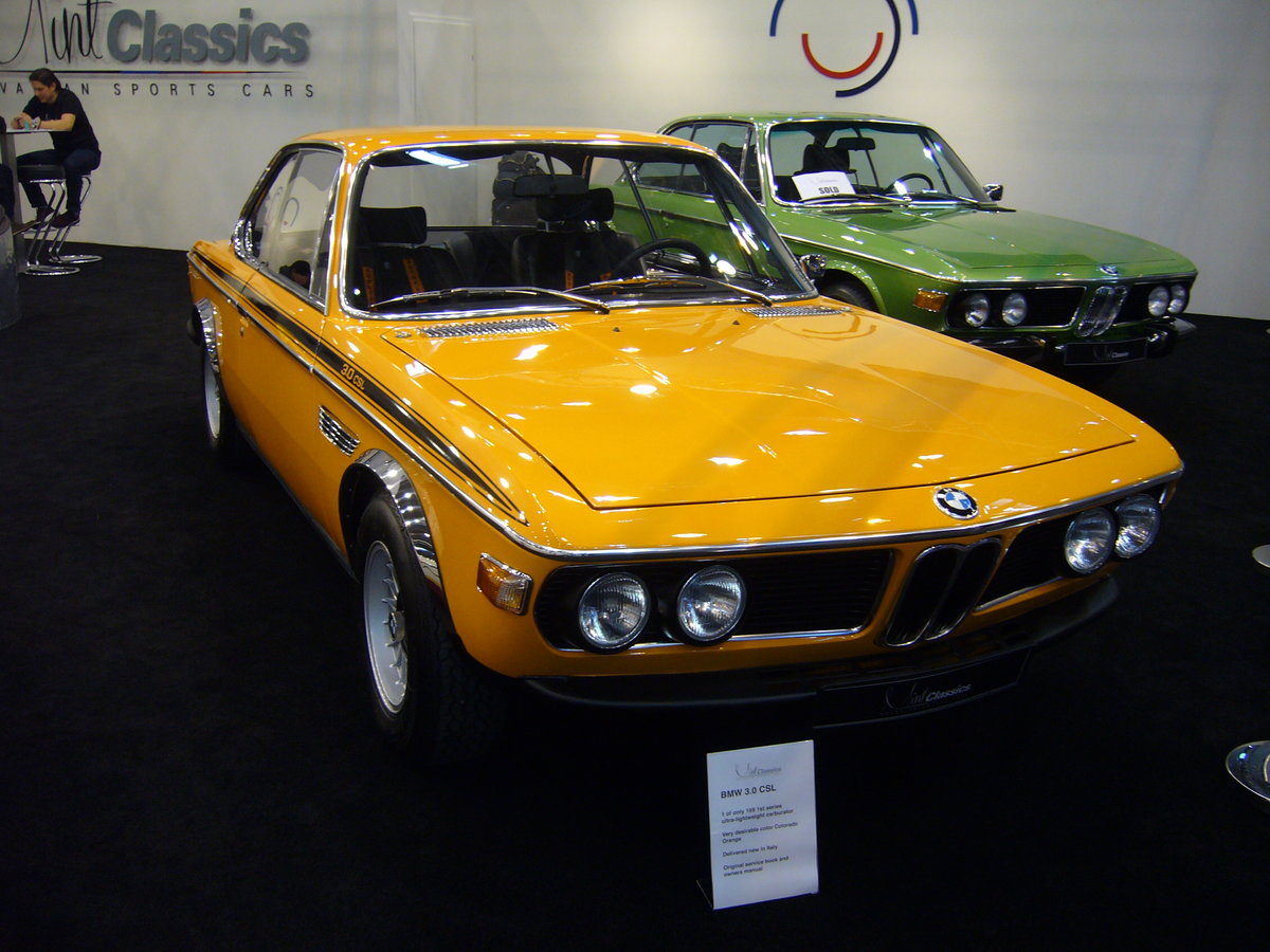 BMW E9 3.0 CSL. gebaut in den Jahren 1971 und 1972. 1971 entstanden die ersten 3.0 CSL-Coupes in Zusammenarbeit mit Alpina/Buchloe im Allgäu. Es waren Homologationsmodelle für den Tourenwagensport. Als Basis diente der E9 3.0 CS. Der CSL (C oupe S port L eichtbau) erhielt keine motortechnische Leistungssteigerung, sondern wurde durch Gewichtsersparnis auf ein Leergewicht von 1165 kg  abgespeckt . Der abgelichtete Wagen im Farbton colorado orange wurde nach Italien erst ausgeliefert. Der Sechszylinderreihenmotor hat einen Hubraum von 2985 cm³ und leistet 180 PS.