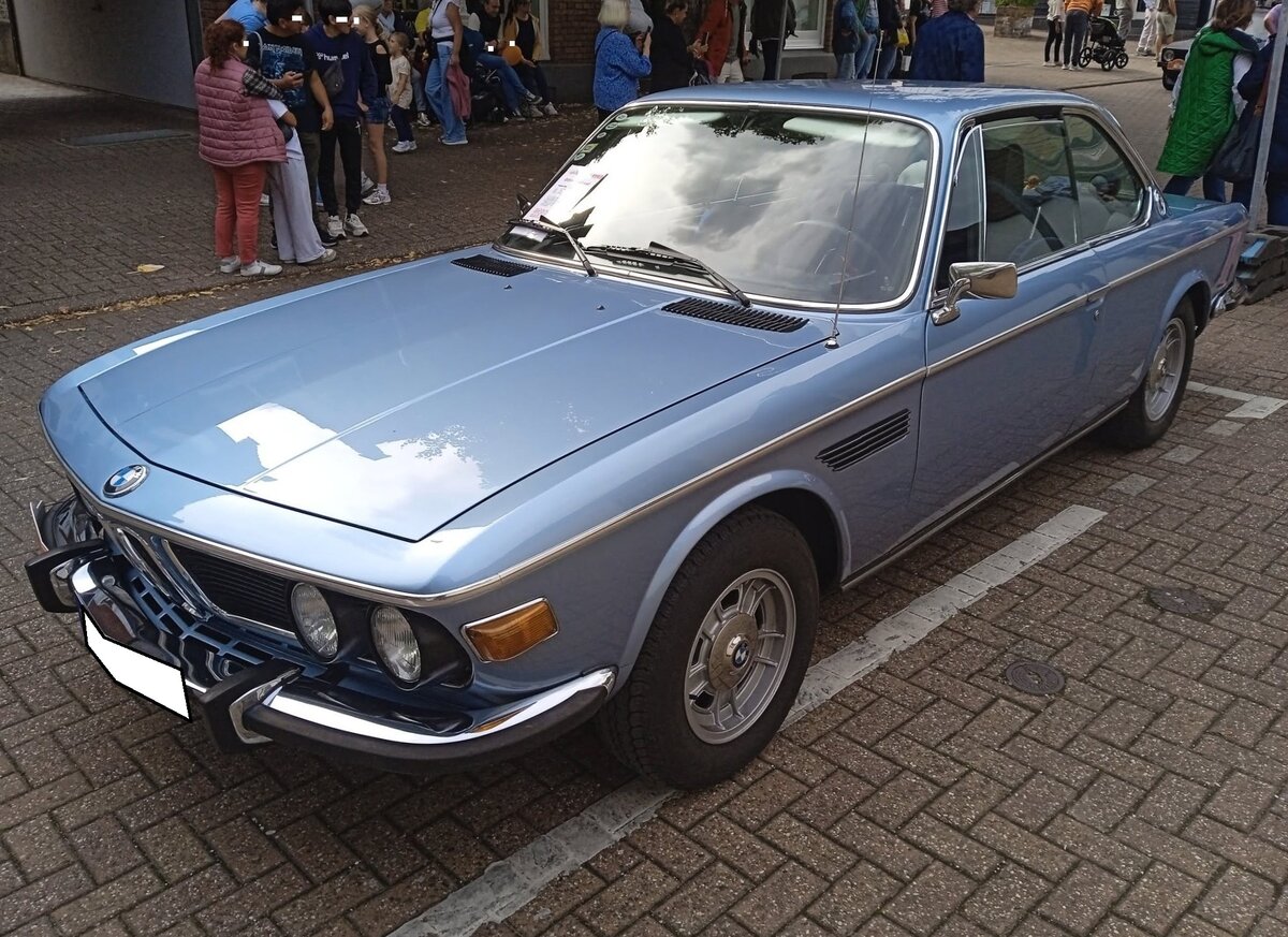 BMW E9, gebaut von 1968 bis 1975. Der E9 war im Grunde ein facegeliftetes  Schlitzaugencoupe  mit wesentlich gef�lligeren Formen. Das hier abgelichtete E9 Coupe ist ein nur 844 mal produzierter 2500 CS. Aufgrund der Wirtschaftskrise Mitte der 1970´er Jahre bot BMW in den Jahren 1974 und 1975 das motorisch abgespeckte und einfacher ausgestattete 2.5CS Coupe an. Der Sechszylinderreihenmotor leistet 150 PS aus einem Hubraum von 2494 cm�. Der gezeigte Wagen wurde 1974 gebaut und ist im Farbton fjordblau lackiert. 13. Saarner Oldtimer-Cup am 30.08.2026 in M�lheim an der Ruhr/Saarn.