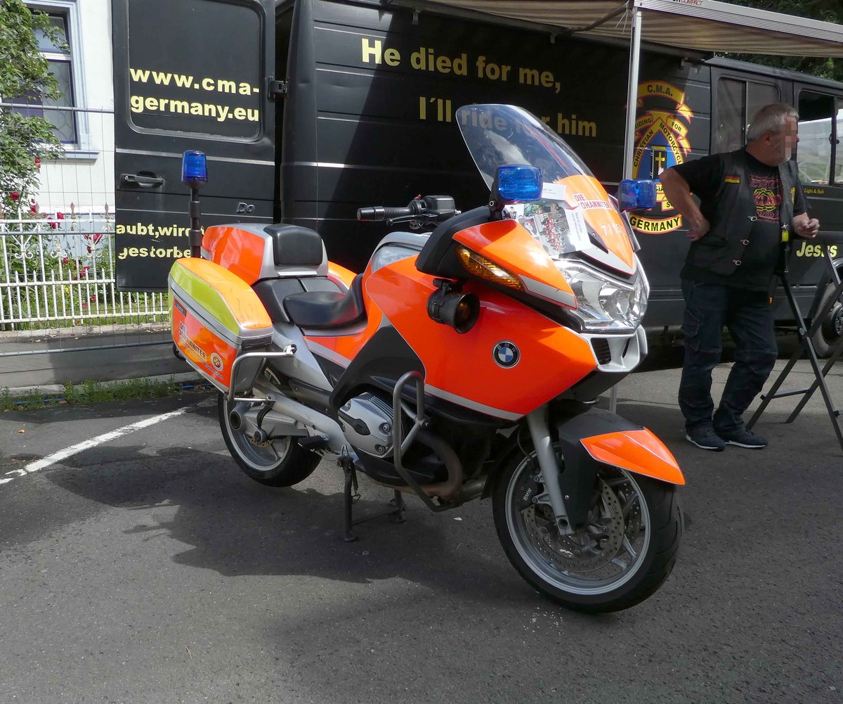 =BMW Einsatzmotorrad der JOHANNITER steht im Juni 2019 beim Hessentag in Bad Hersfeld