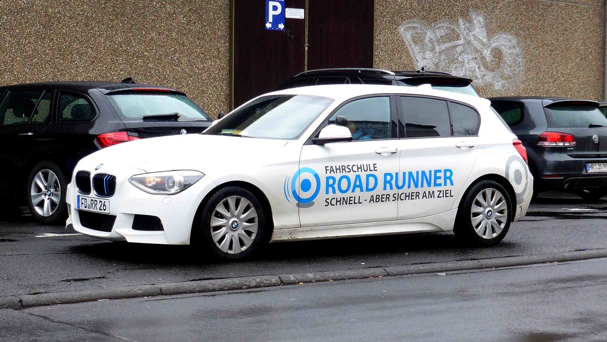 =BMW der Fahrschule  Road Runner  steht im März 2017 in Fulda