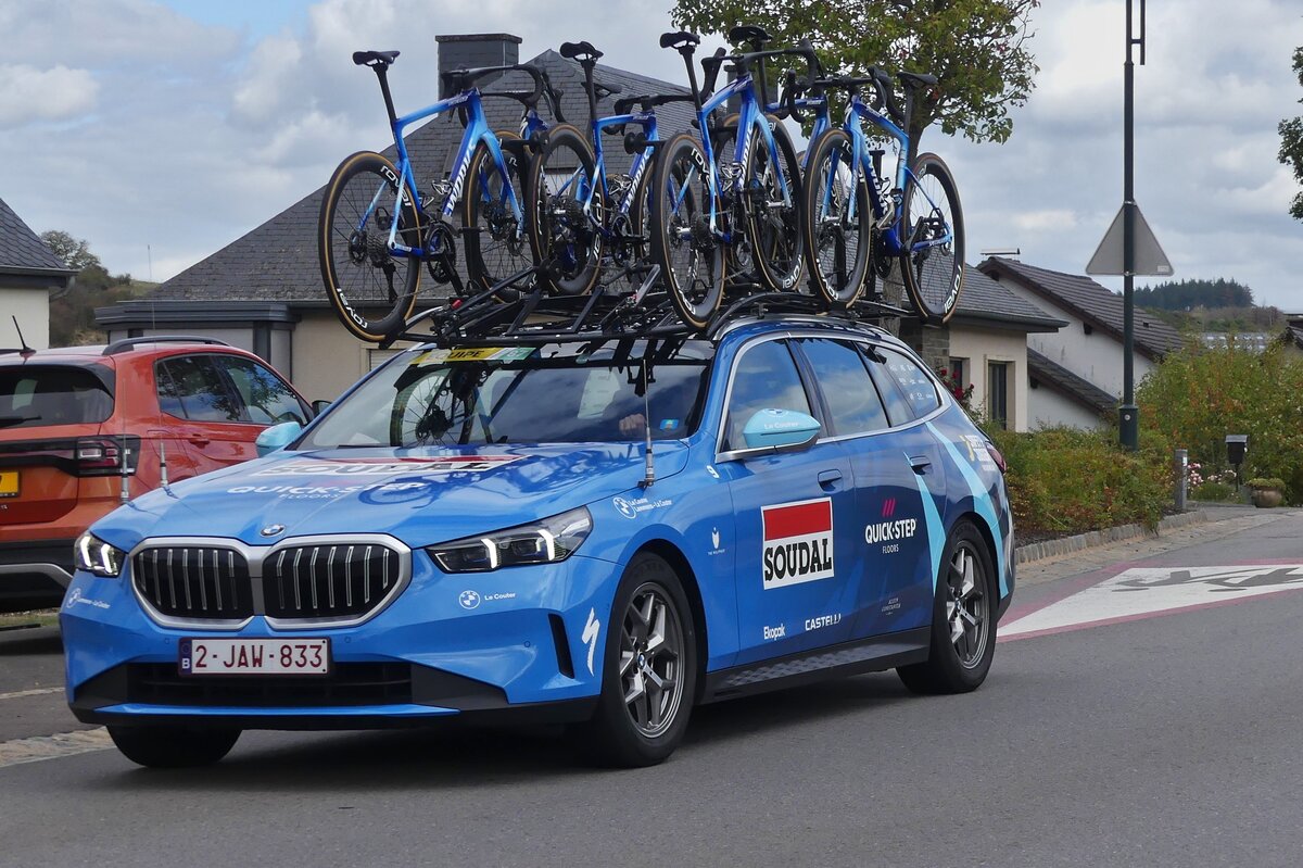BMW i5 Touring, der  Mannschaft Soudal Quick-Step, gesehen bei der Skoda Tour de Luxemburg. 09.2026