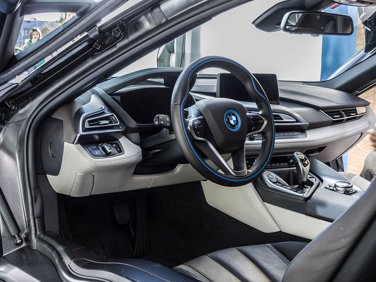 BMW i8 (Interieur von links), gesehen am 08.11.2014.
