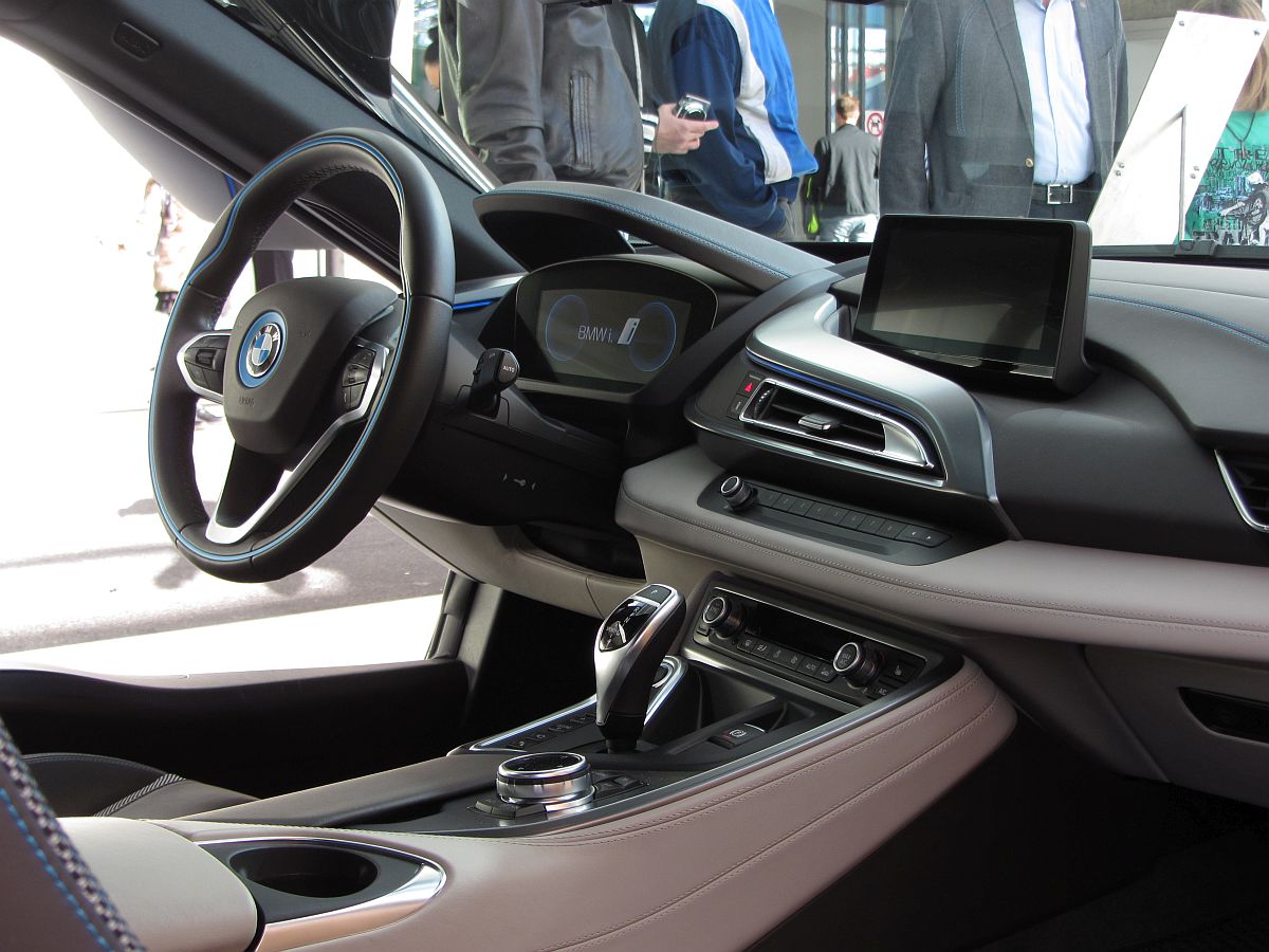 BMW i8 (Interieur von rechts), gesehen am 08.11.2014.