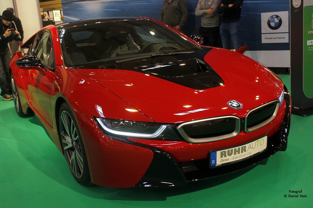 BMW i8 in Rot auf der Essen Motor Show 2016.