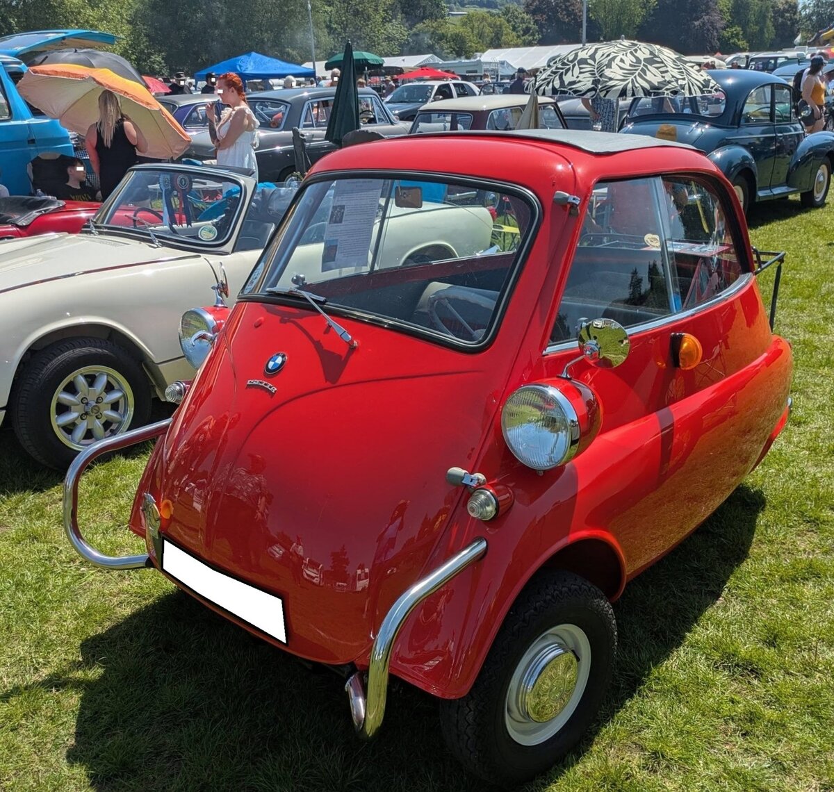 BMW Isetta 300 aus dem Jahr 1960 in der Exportversion f�r die USA. Dieses ist an den wesentlich gr��eren Frontscheinwerfern und den damals dort vorgeschrieben Bumpers (Sto�stangen) zu erkennen. Produziert wurde die  Isetta 300  von 1956 bis 1962. Die 300´er wurde ein Jahr nach Vorstellung der Isetta 250 in die Produktpalette von BMW aufgenommen. Die 300´er Isetta kostete mit einem Kaufpreis von DM 2890,00 nur DM 90,00 mehr, als eine 250´er Isetta. Der Einzylinderviertaktmotor leistet 13 PS aus einem Hubraum von 298 cm�. Abergavenny Steam and Vintage Show am 27.05.2023.