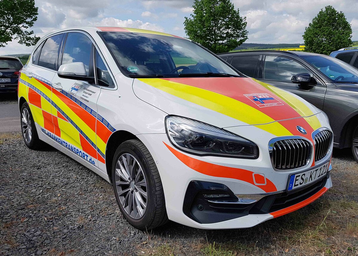 =BMW von KTS-Krankentransport steht auf dem Parkplatzgelände der RettMobil 2022 in Fulda, 05-2022