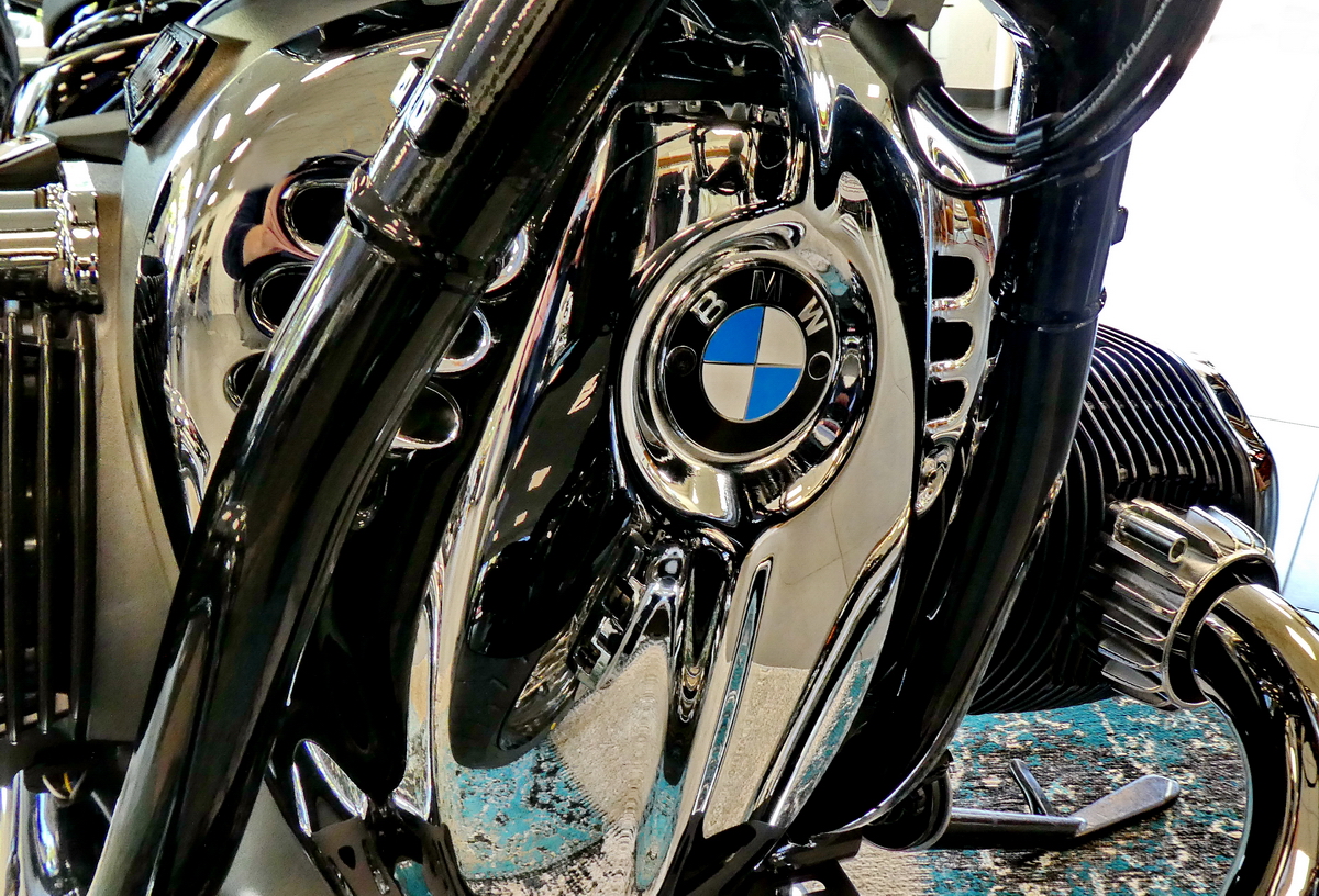 BMW Logo auf der Stirnseite des 2-Zylinder-Boxer-Motorder BMW R18 mit 1800ccm. Foto:13.07.2020